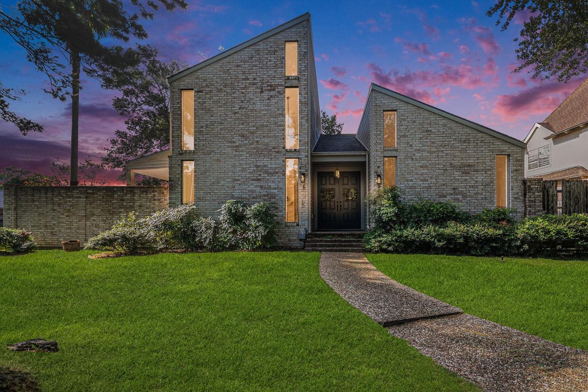 Exterior, Facade, Brick Facade, Brick Traditional