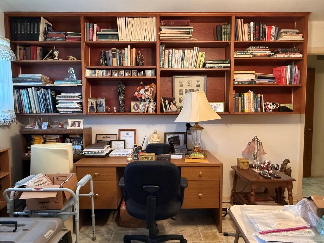 Home Office, Interior