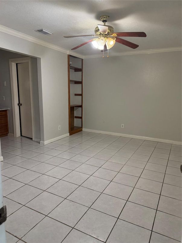 Empty room, Interior