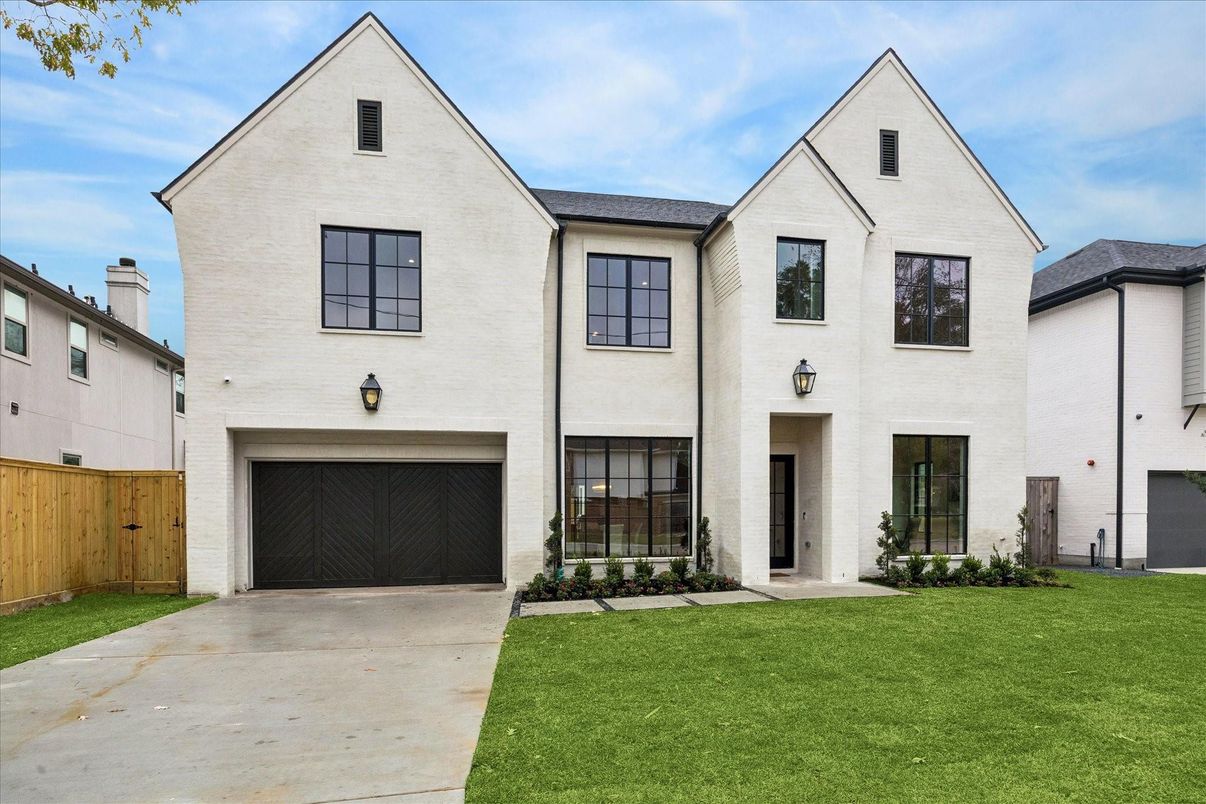 Attached, Exterior, Facade, Farmhouse