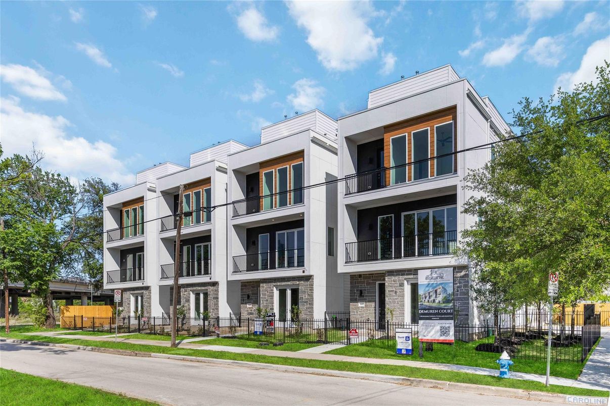 Exterior, Facade, Modern