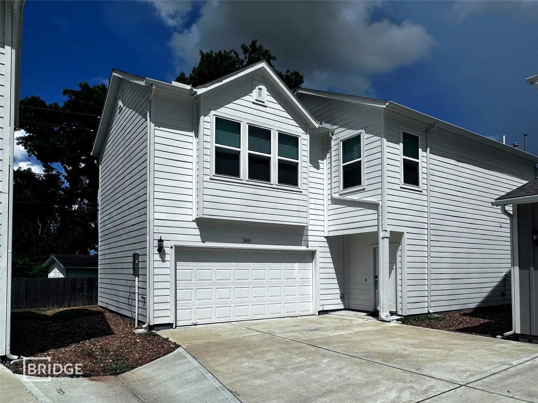 Attached, Exterior, Facade, Rowhouse