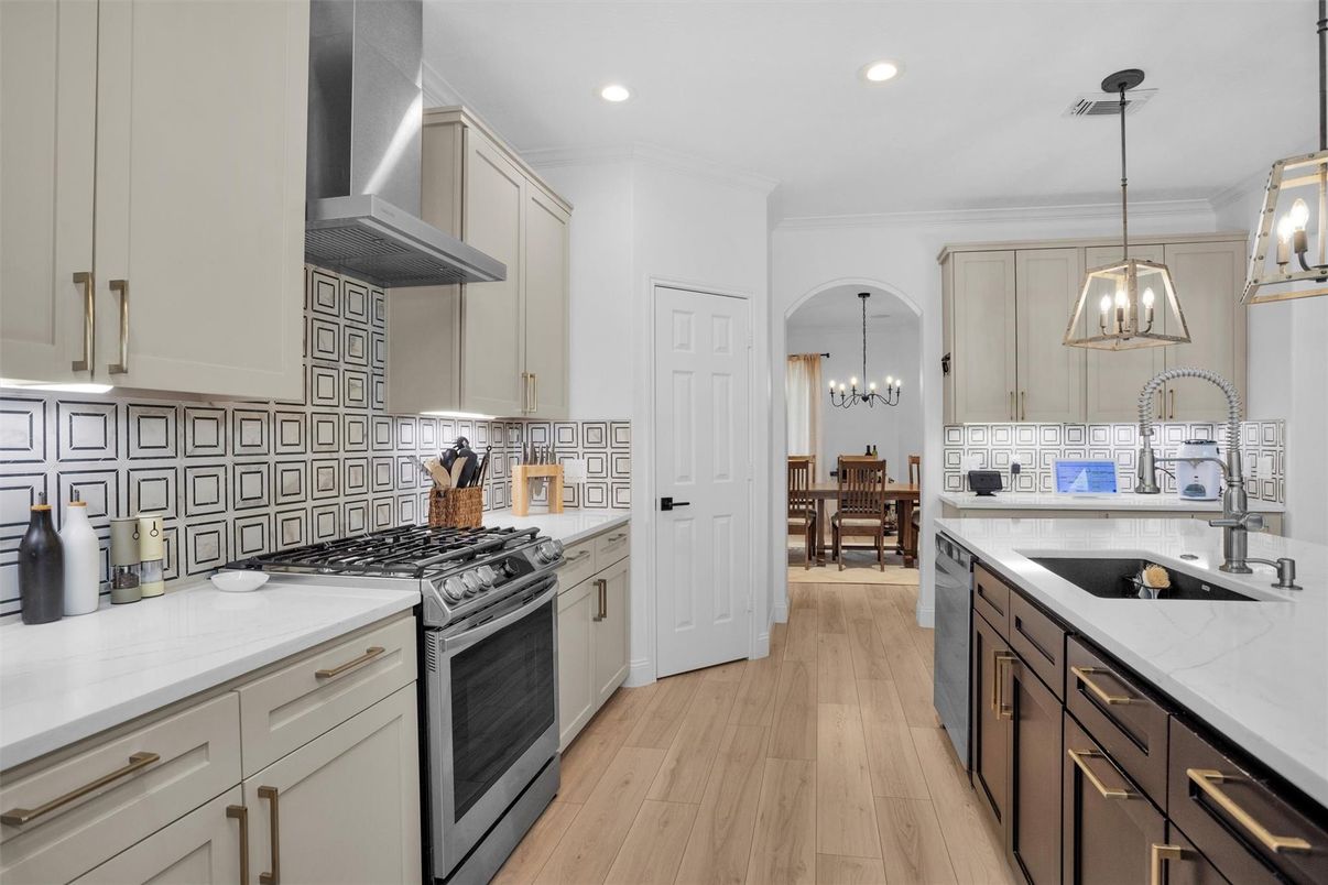 Chandelier, Dining room, Interior, Kitchen, Pendant Lights, Recessed Lighting, Wood Texture Flooring