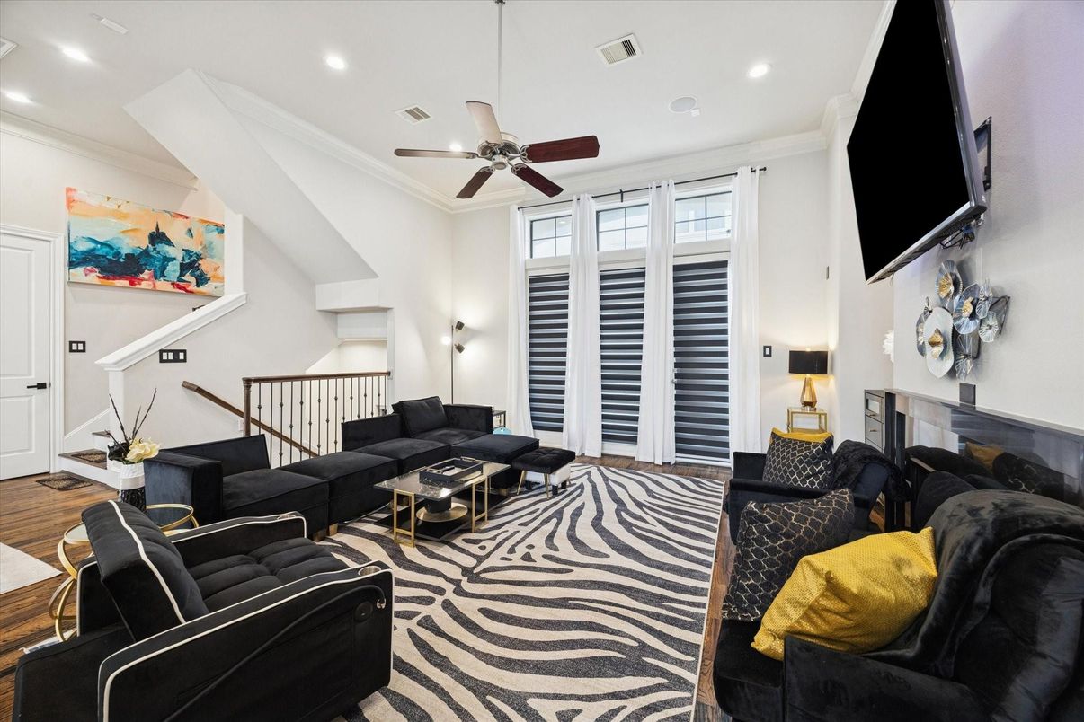 Interior, Living room, Recessed Lighting, Wood Texture Flooring