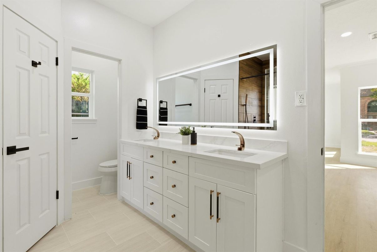 Bathroom, Dual Sink Vanities, Interior, Recessed Lighting