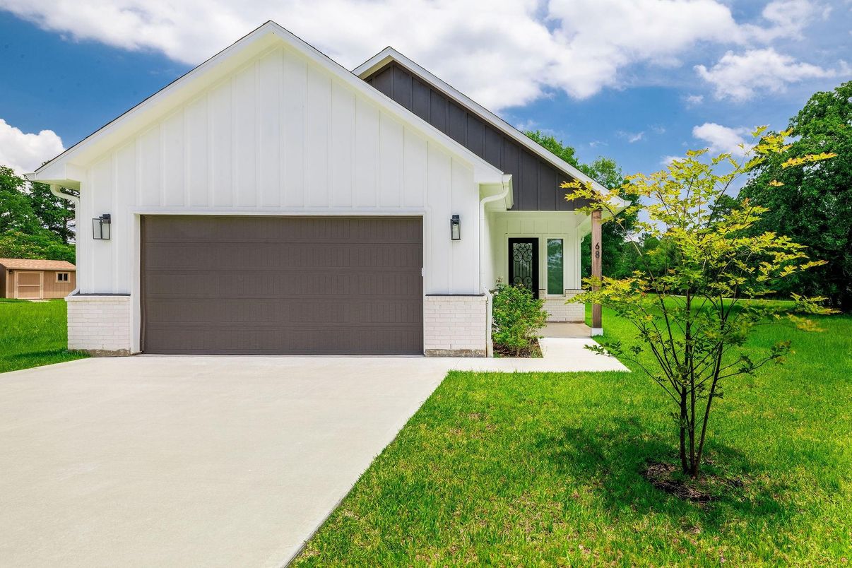 Attached, Exterior, Facade, Farmhouse