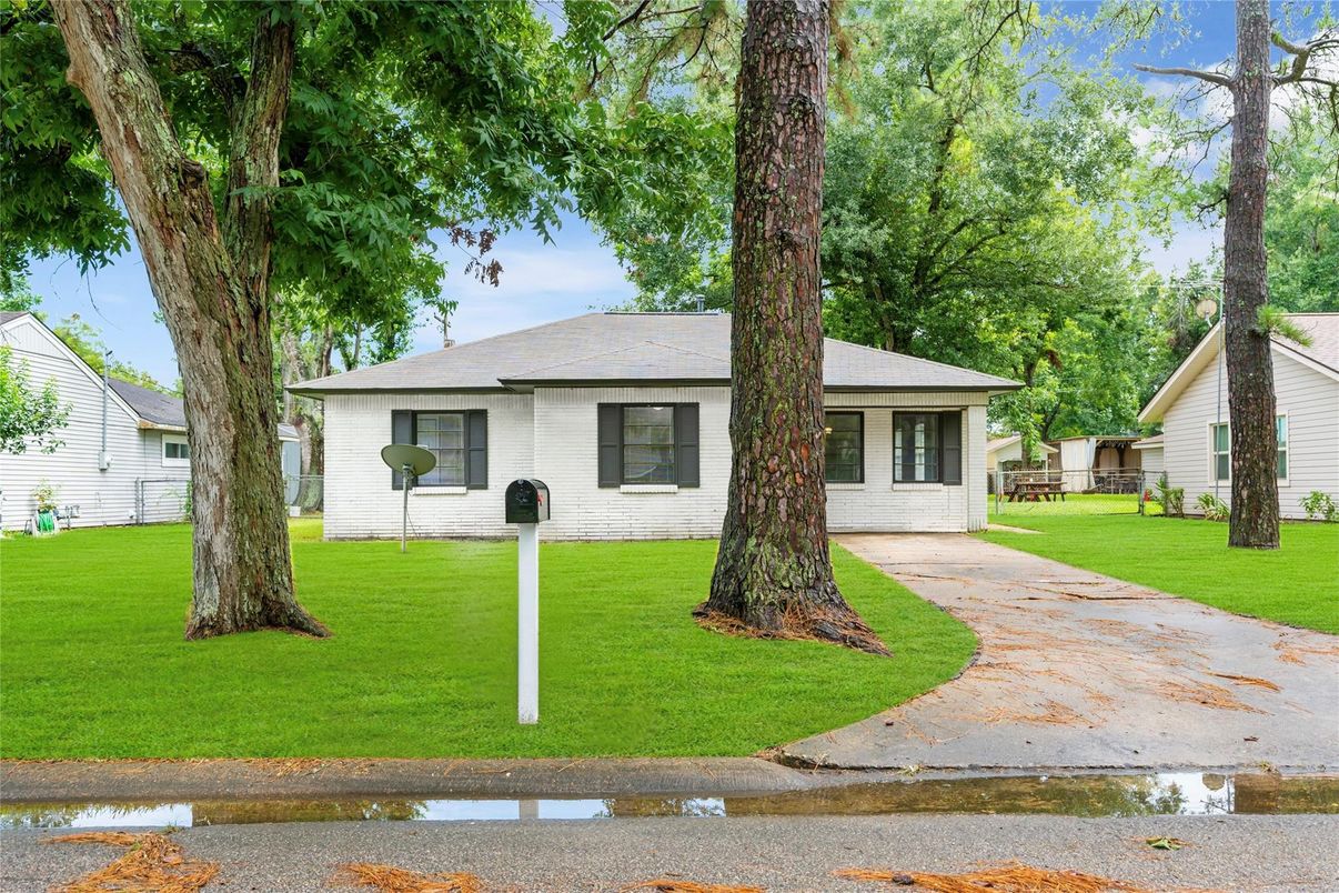 Exterior, Facade, Ranch