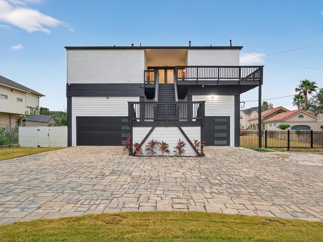 Attached, Exterior, Facade, Modern