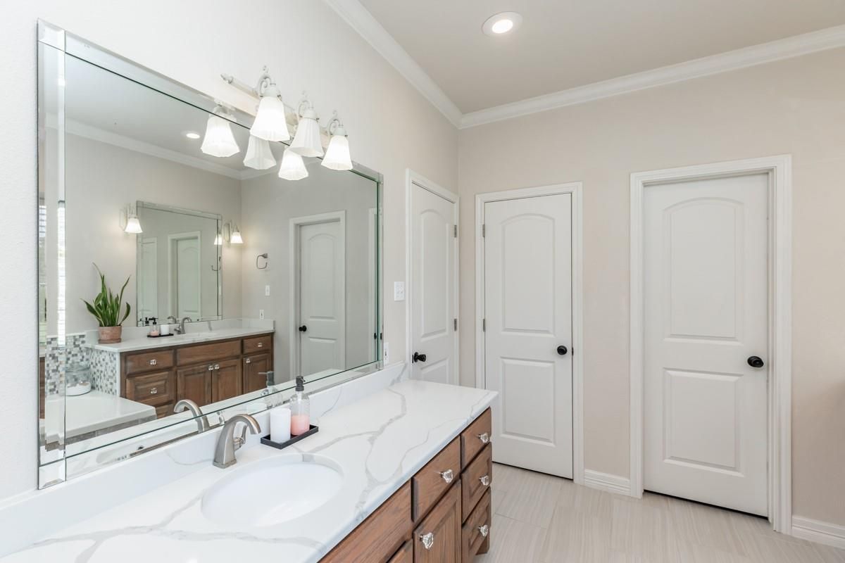 Bathroom, Dual Sink Vanities, Interior, Recessed Lighting