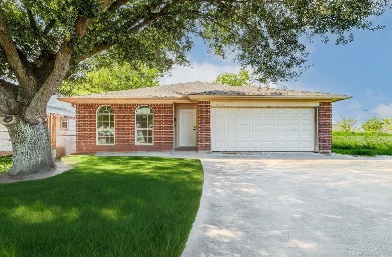 Attached, Exterior, Facade, Brick Facade, Ranch