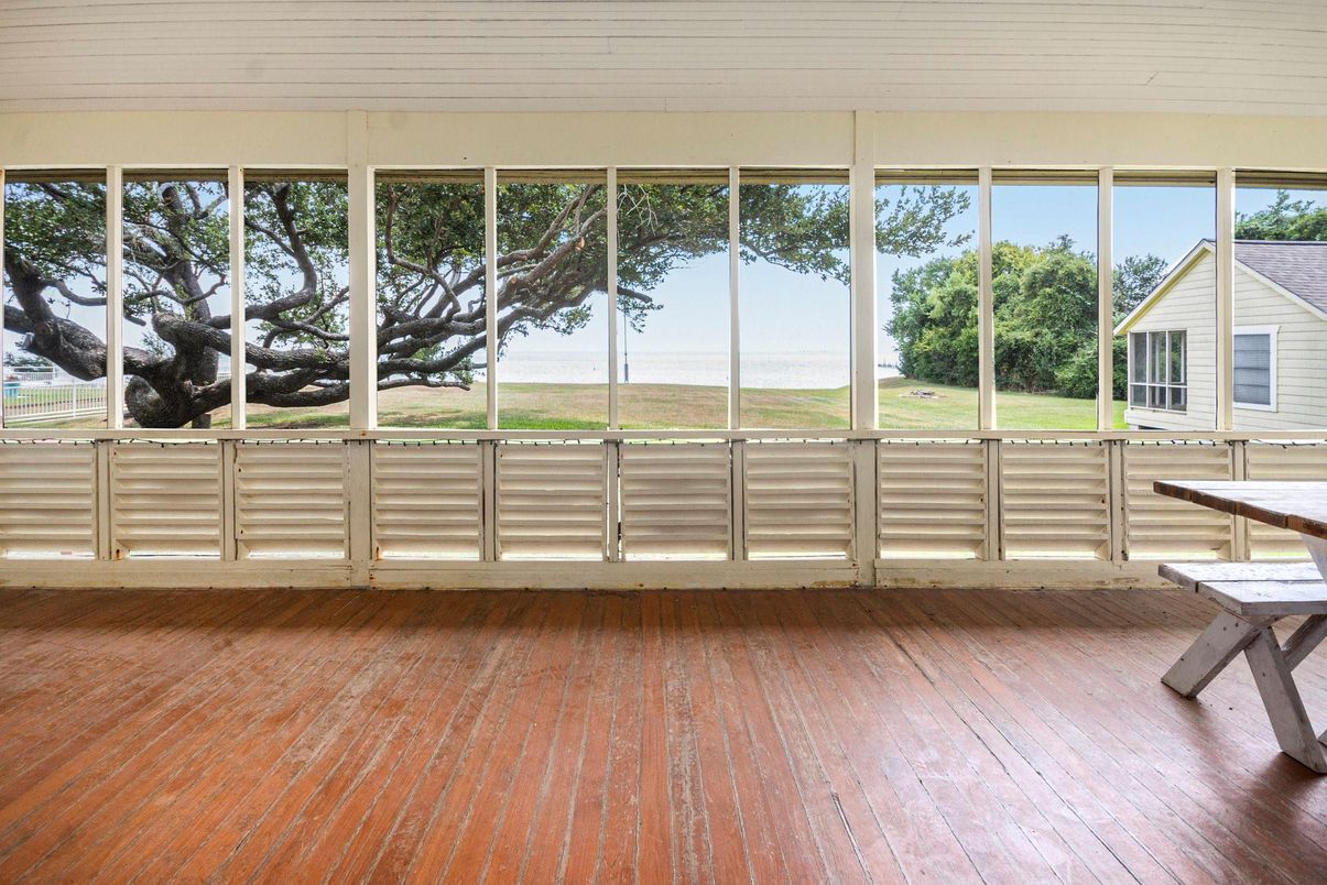 Interior, Sun Room, Water, Wood Texture Flooring