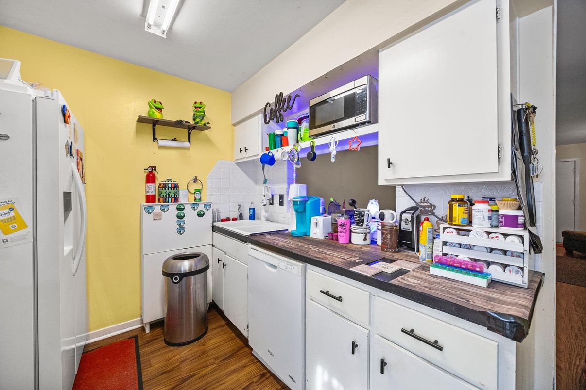 Interior, Kitchen, Washer, Wood Texture Flooring