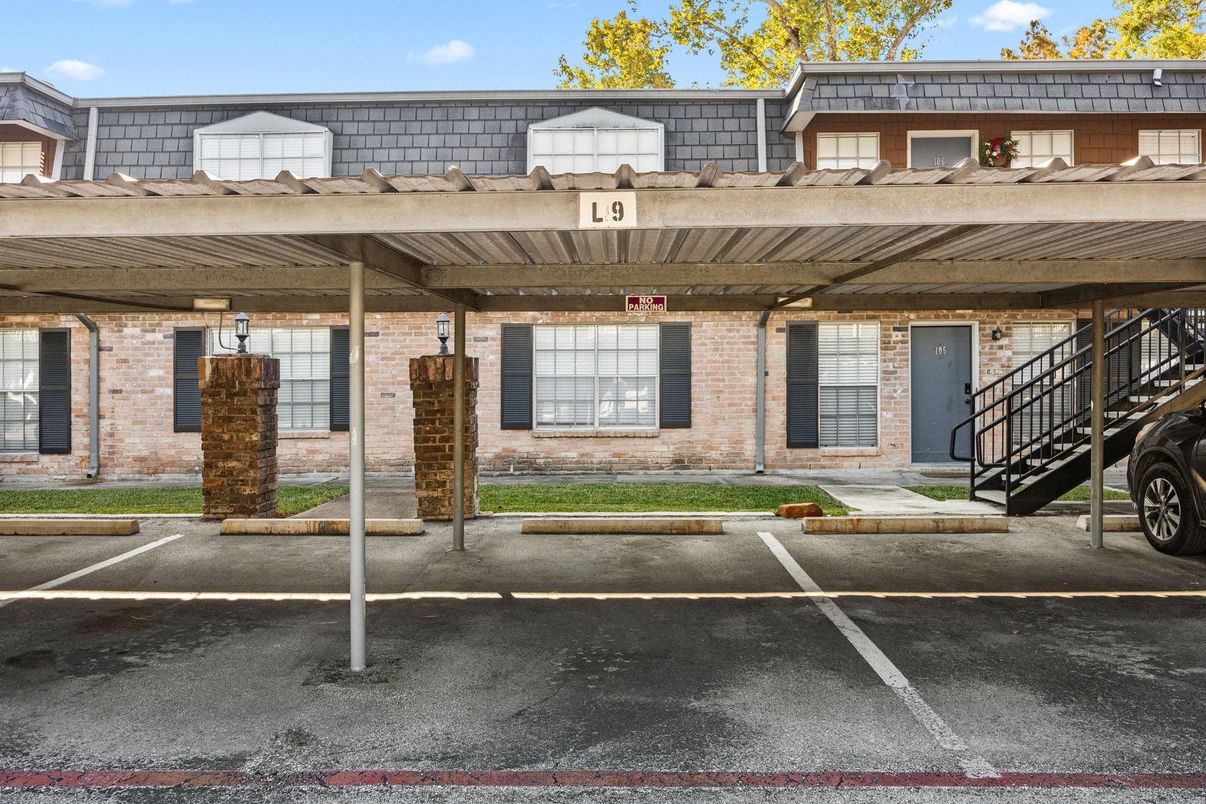 Exterior, Facade, Brick Facade, None