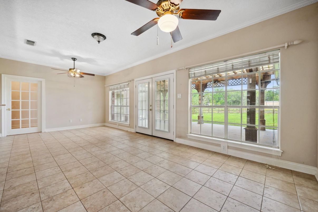 Empty room, Interior