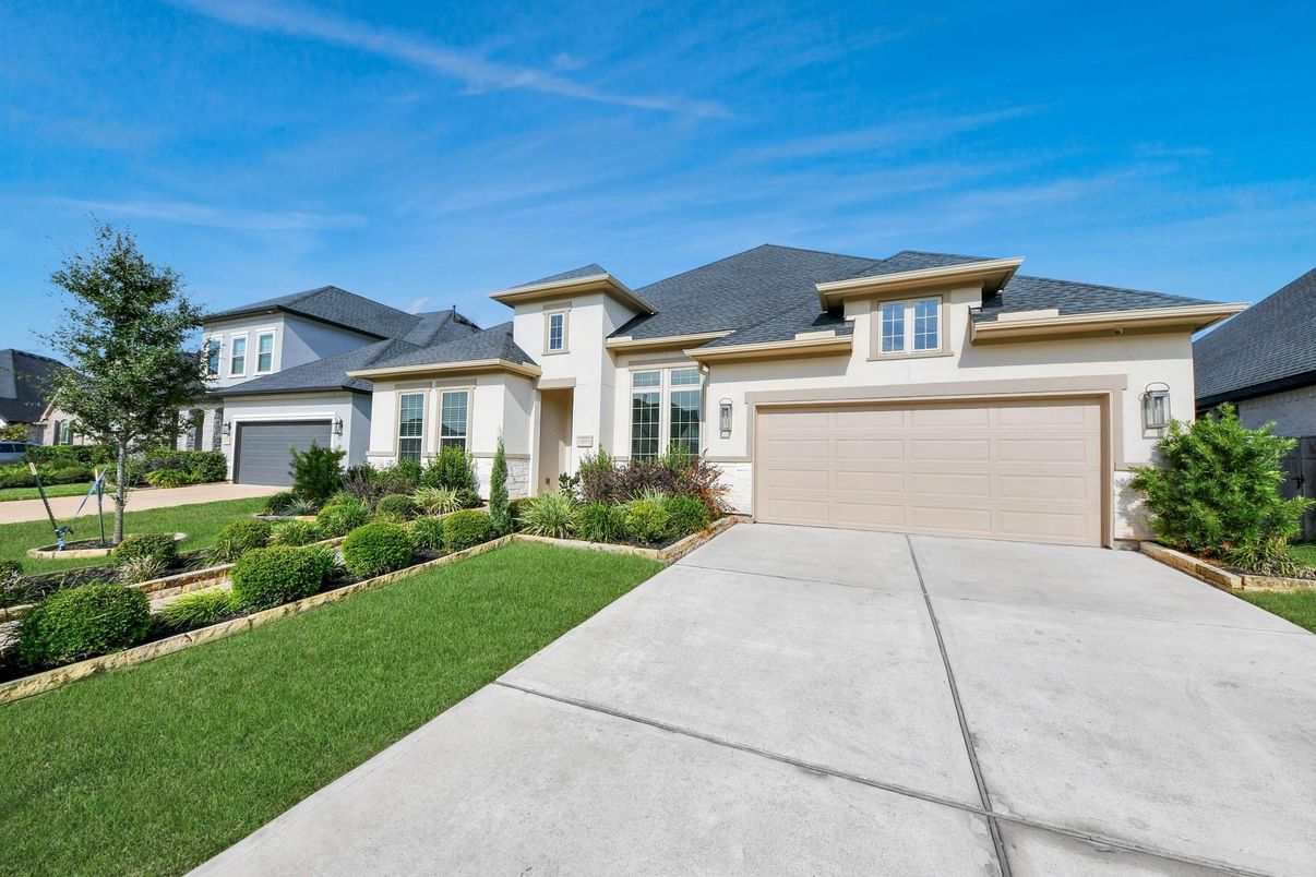 Attached, Exterior, Facade, Mediterranean