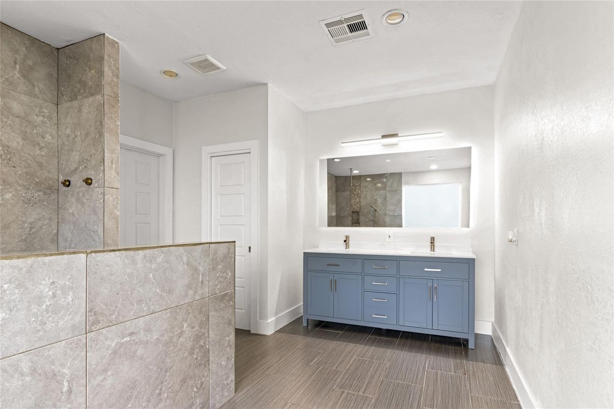Bathroom, Dual Sink Vanities, Interior, Recessed Lighting