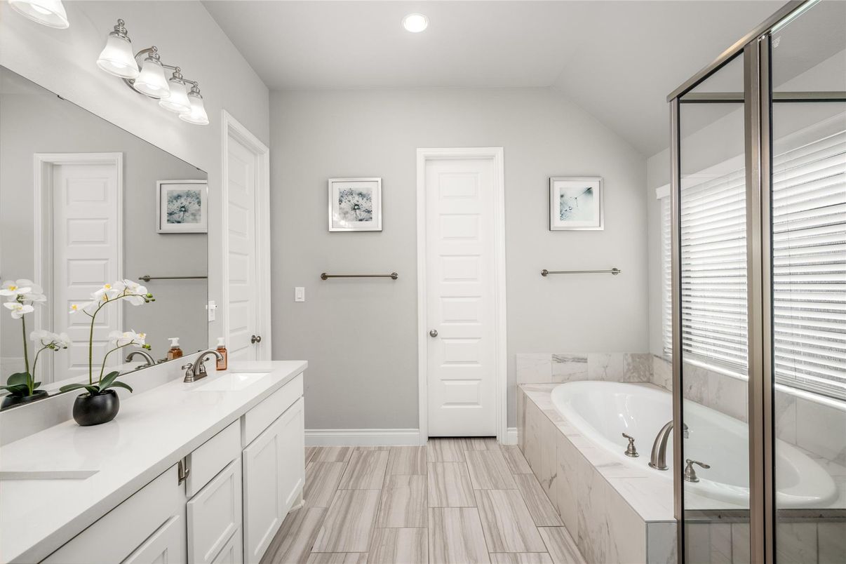 Bathroom, Dual Sink Vanities, Interior, Recessed Lighting