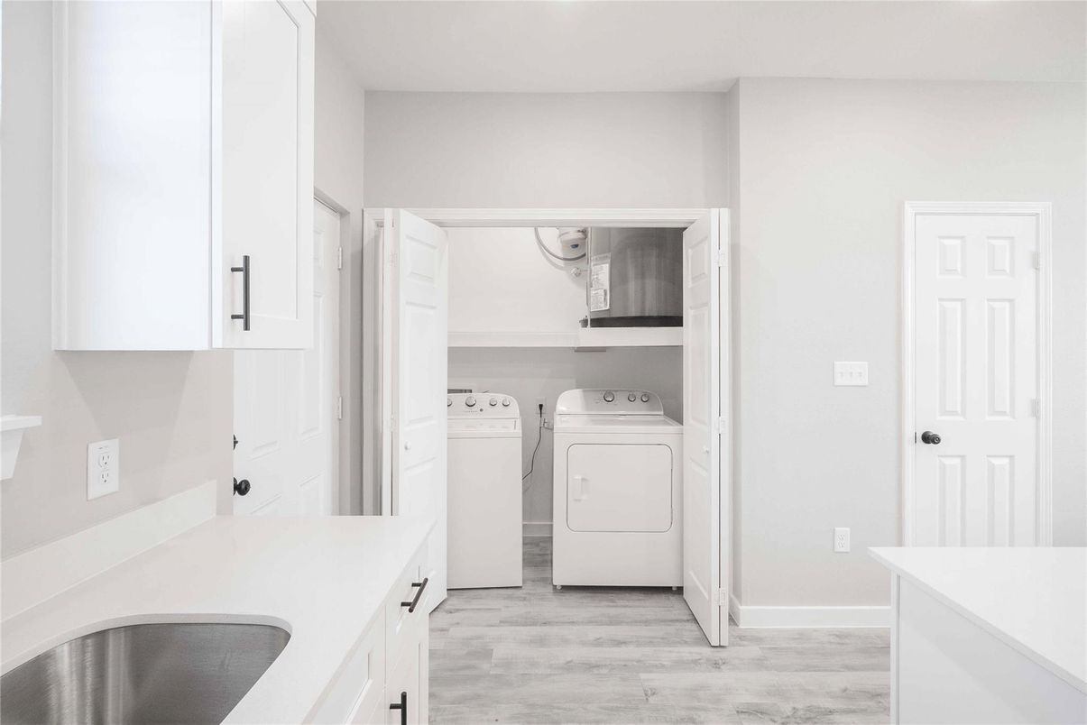 Interior, Utility Closets, Washer, Wood Texture Flooring