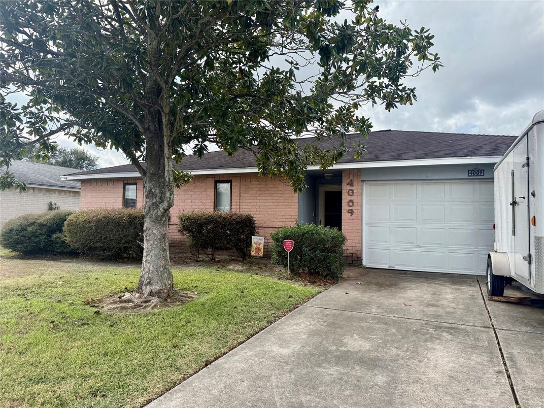 Attached, Exterior, Facade, Brick Facade, Ranch