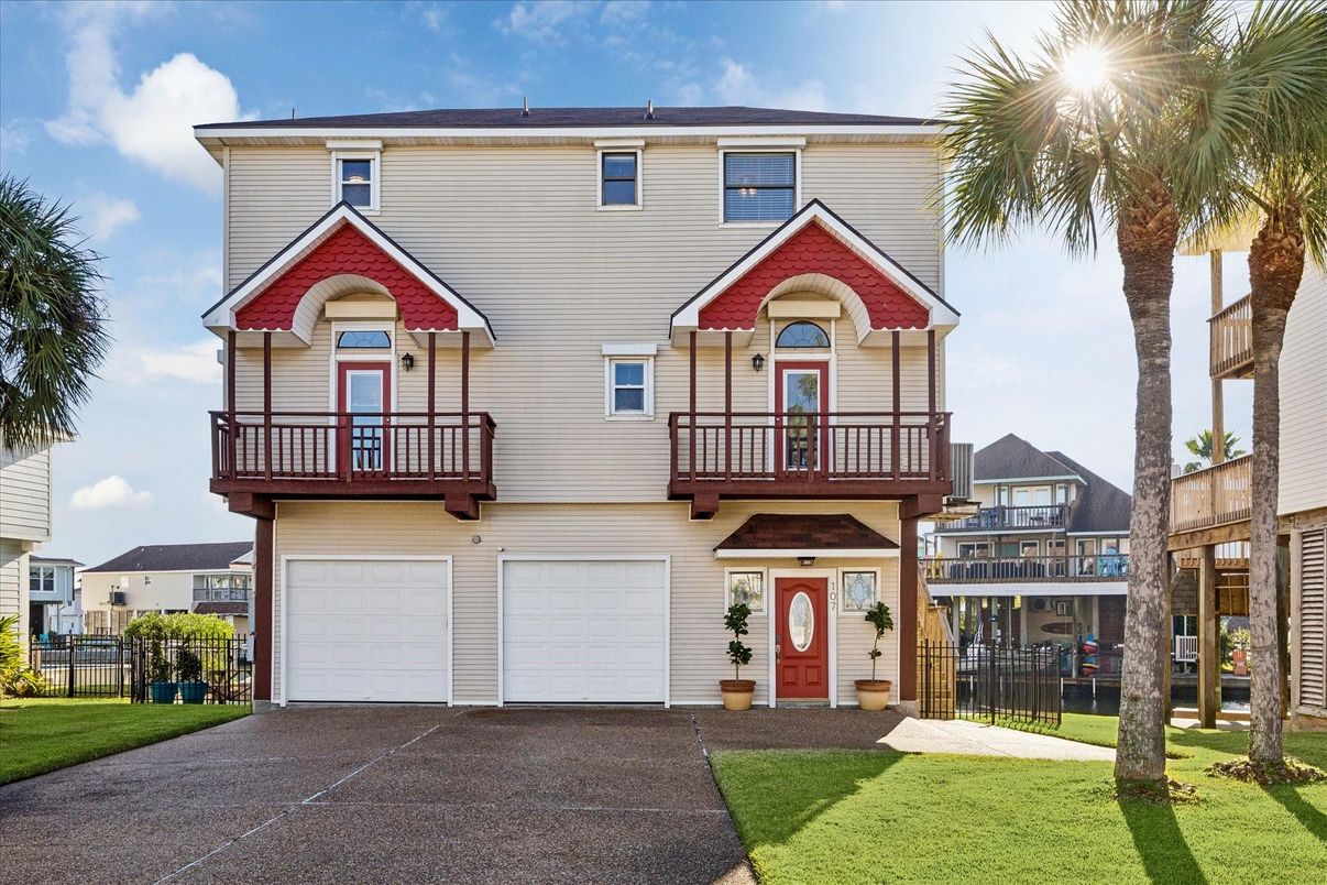 Attached, Exterior, Facade, Queen Anne Victorian