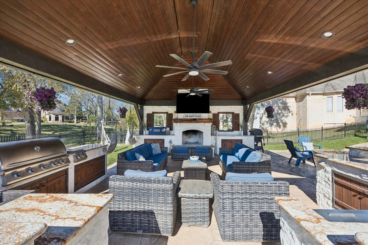 Exterior, Fireplace, Outdoor Kitchen