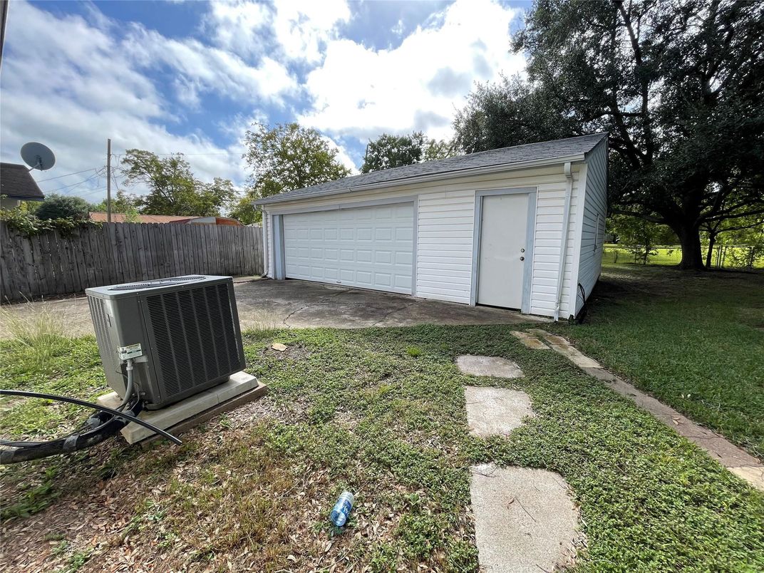 Detached Garage, Exterior
