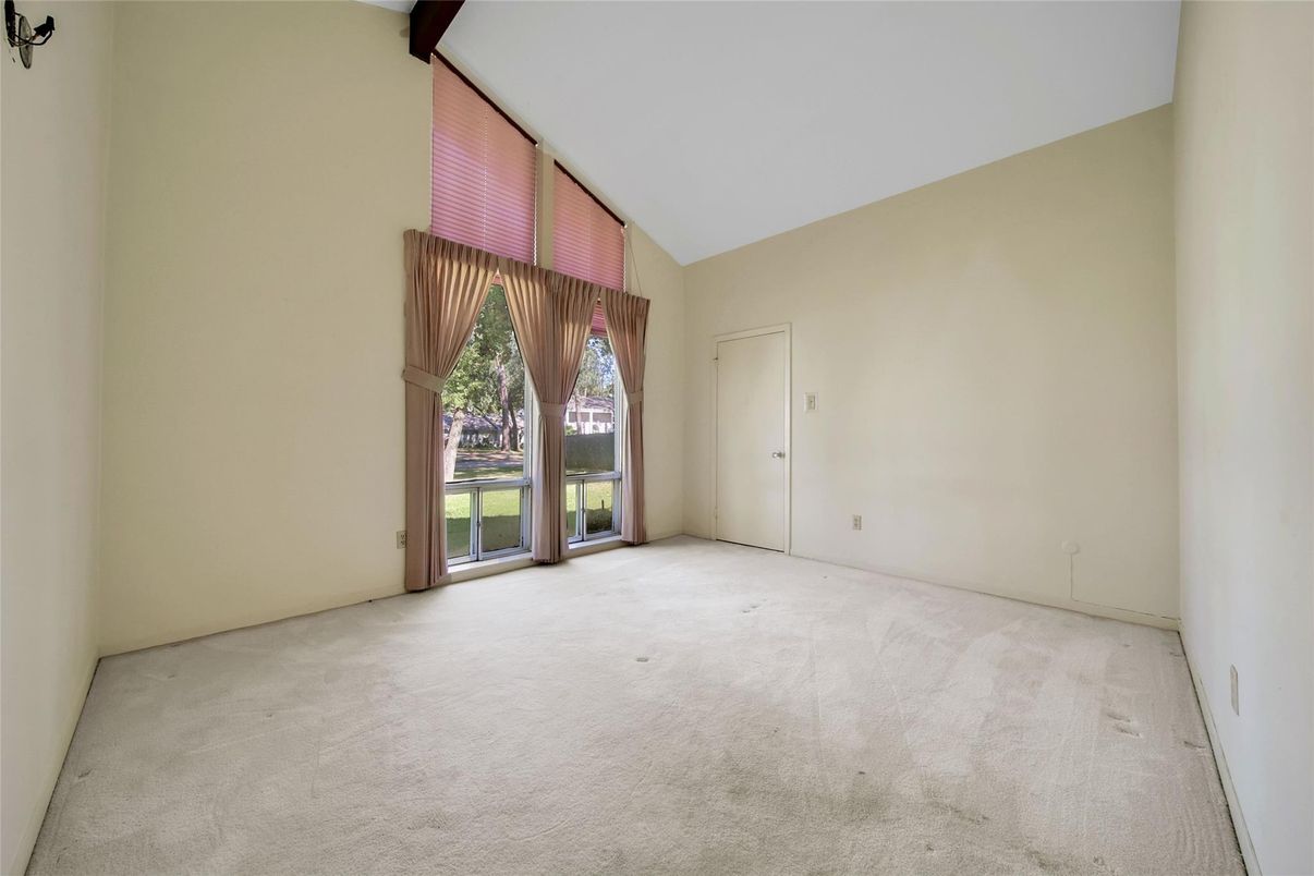 Empty room, Interior