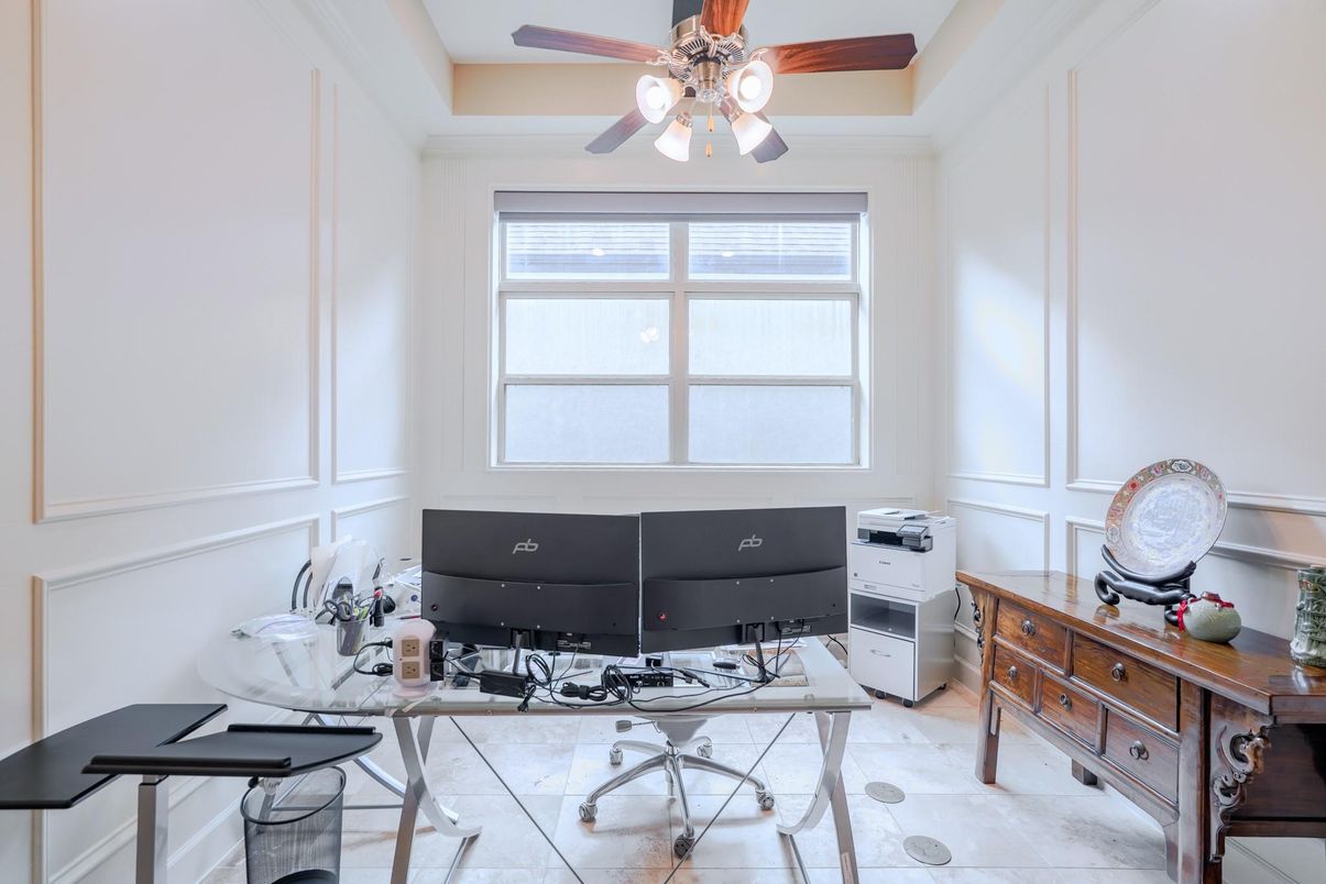 Home Office, Interior