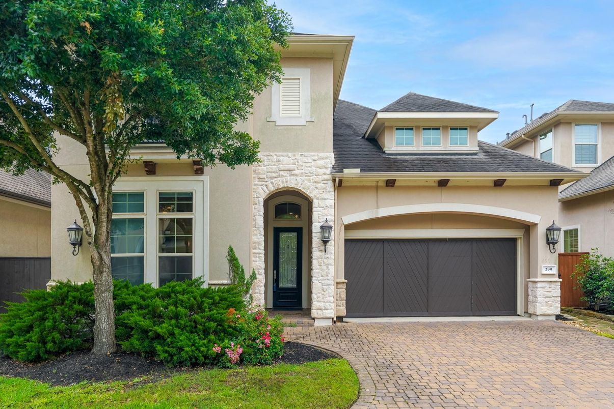 Attached, Exterior, Facade, Mediterranean