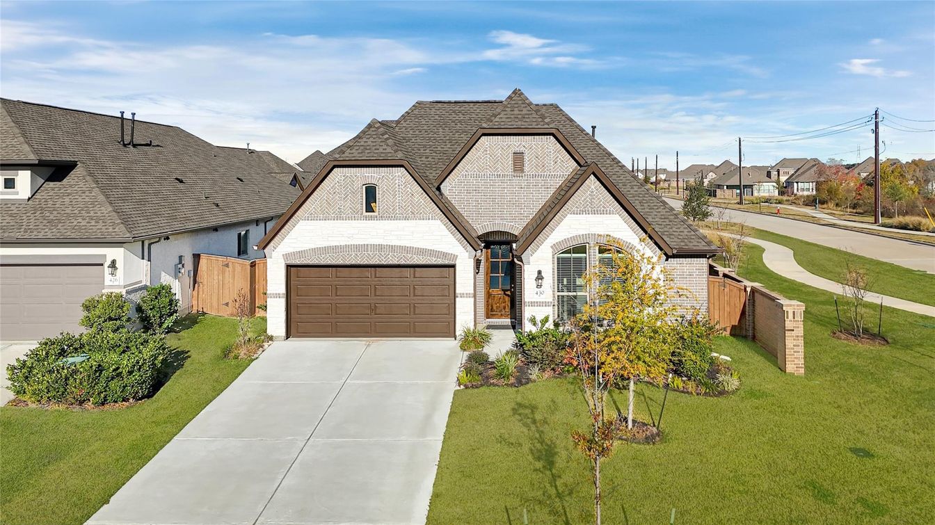 Attached, Exterior, Facade, French Provincial