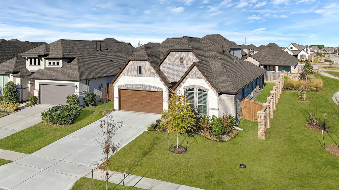 Attached, Exterior, Facade, French Provincial