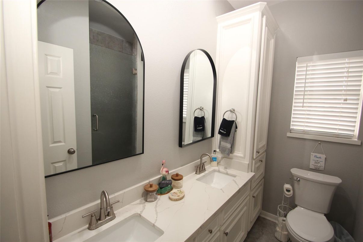 Bathroom, Dual Sink Vanities, Interior