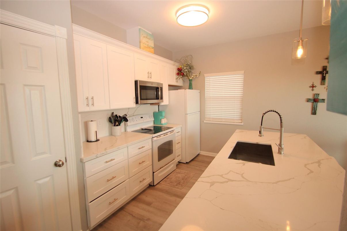 Interior, Kitchen, Pendant Lights, Wood Texture Flooring