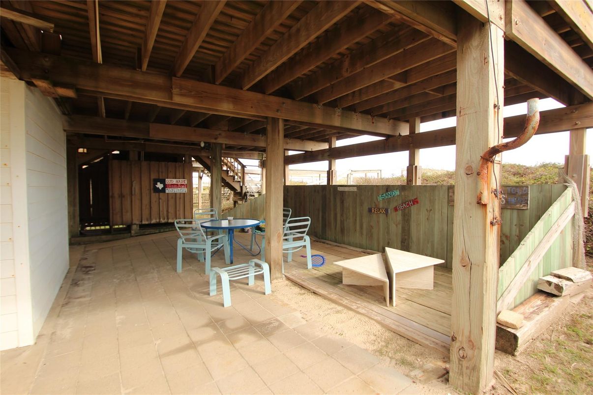 Exterior, Wooden Beams