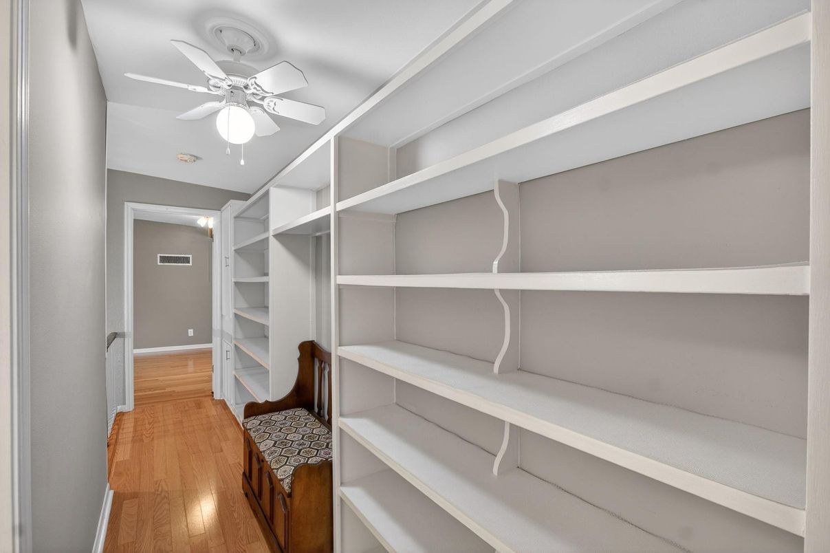Interior, Walk-in Closets, Wood Texture Flooring