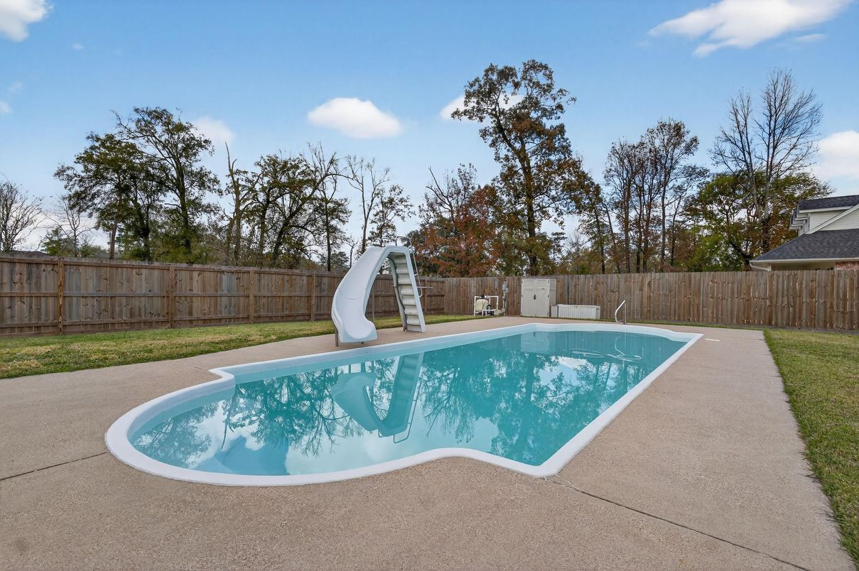 Exterior, Playground, Pool