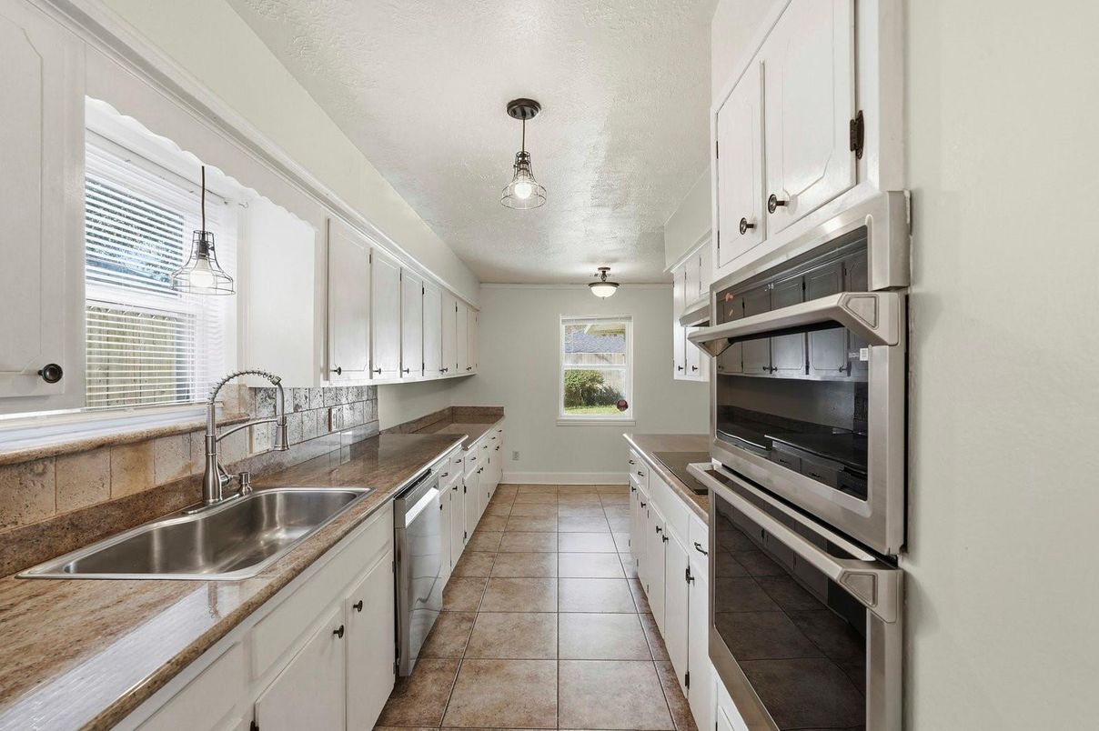 Interior, Kitchen, Pendant Lights, Stainless Steel Appliances
