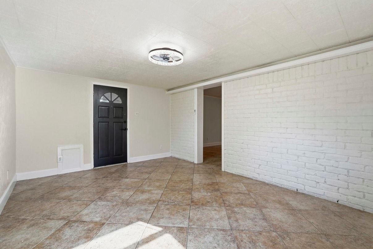 Empty room, Interior