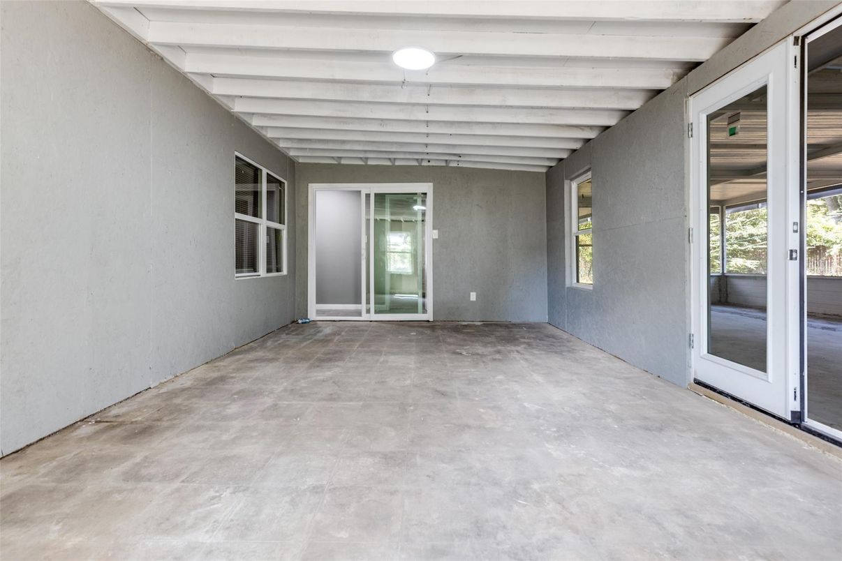 Empty room, Interior
