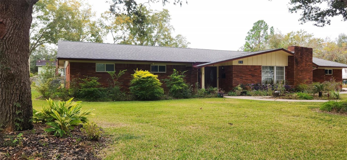 Backyard, Exterior, Facade, Brick Facade, Ranch