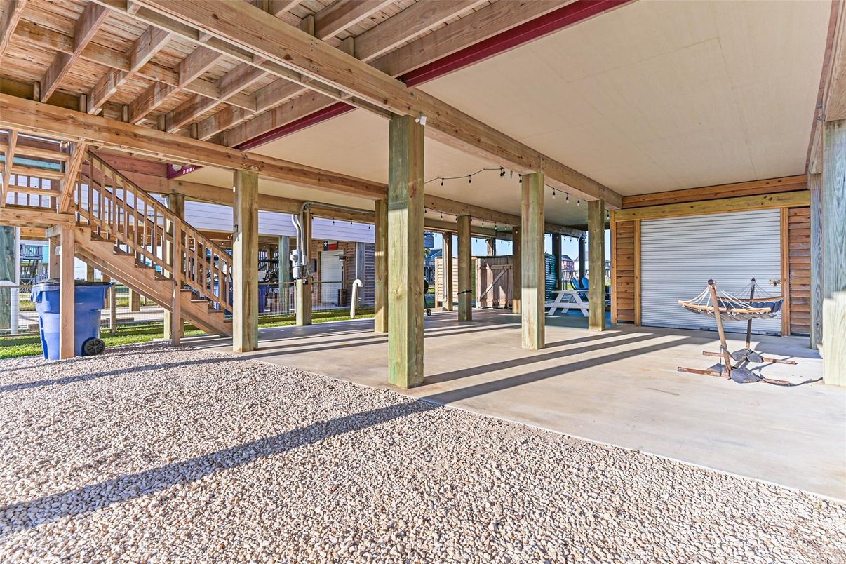 Empty room, Interior, Wooden Beams
