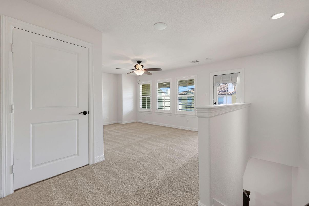 Empty room, Interior, Recessed Lighting
