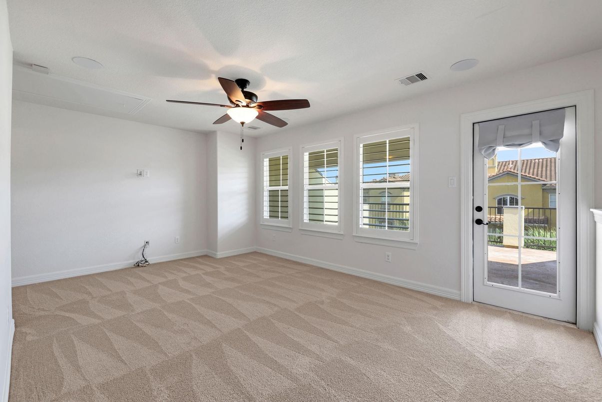 Empty room, Interior