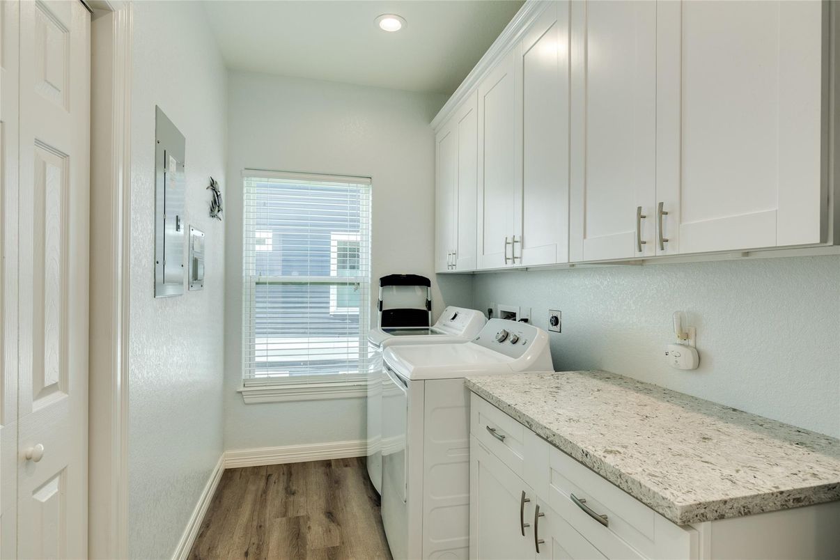Interior, Recessed Lighting, Washer, Wood Texture Flooring