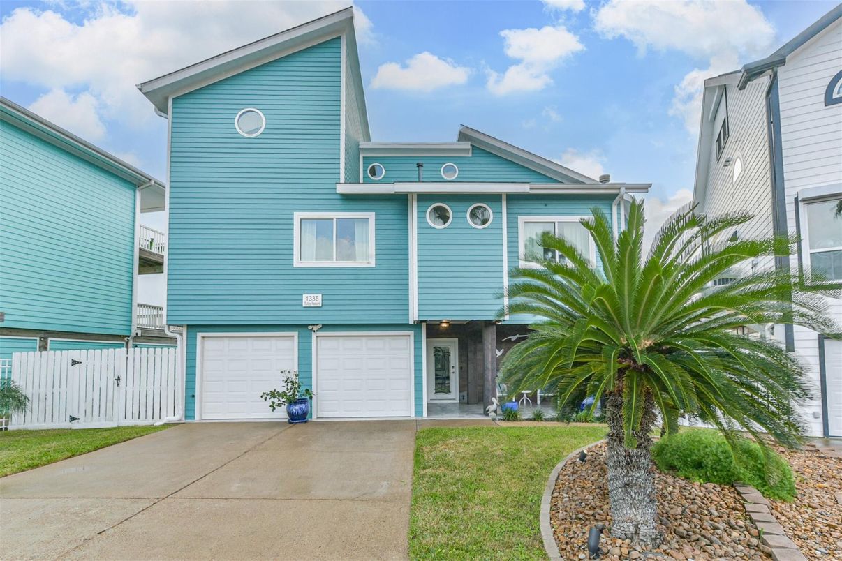 Attached, Exterior, Facade, Rowhouse