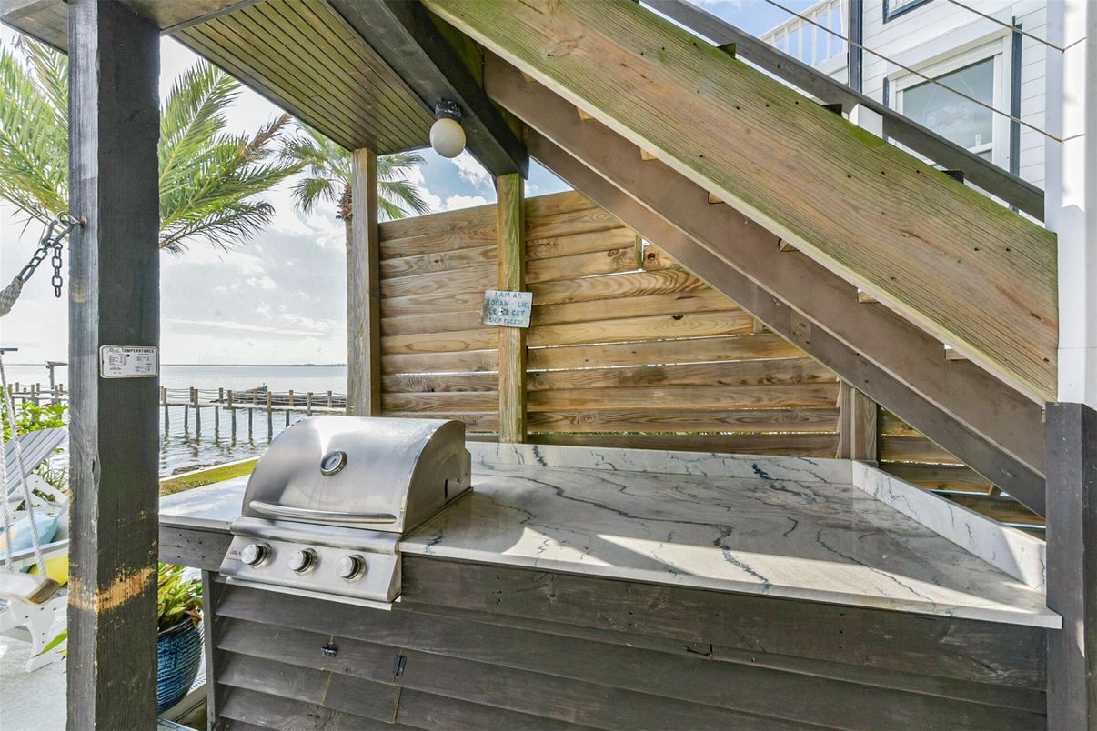 Exterior, Outdoor Kitchen, Water