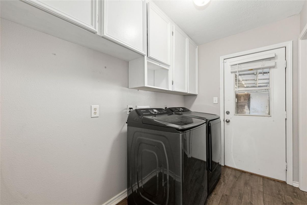 Interior, Washer, Wood Texture Flooring