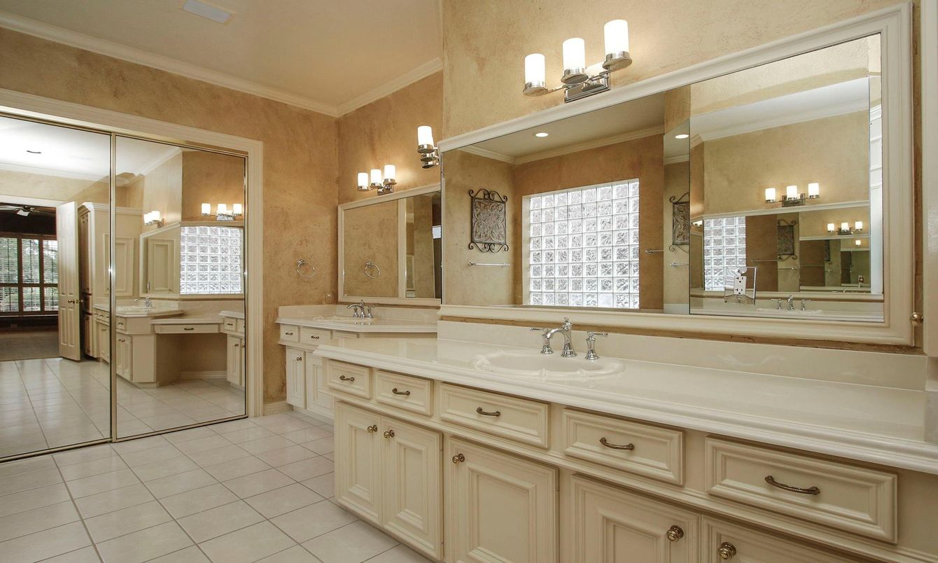 Bathroom, Dual Sink Vanities, Interior