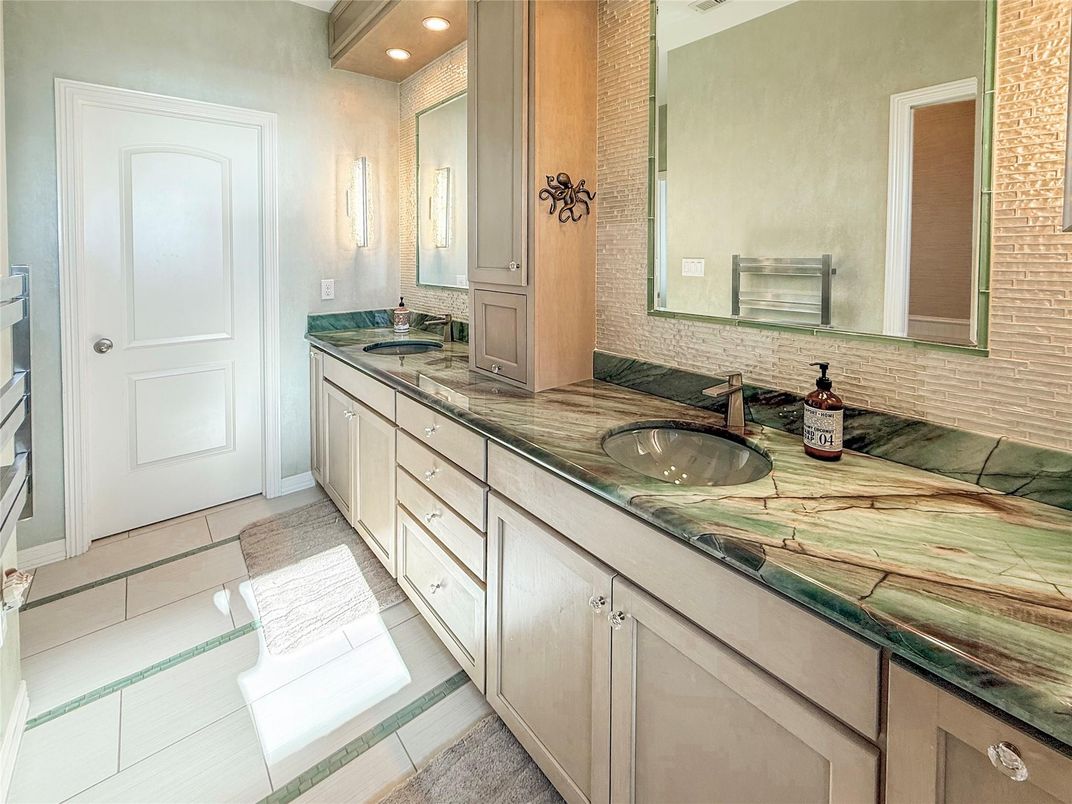 Bathroom, Dual Sink Vanities, Interior, Recessed Lighting