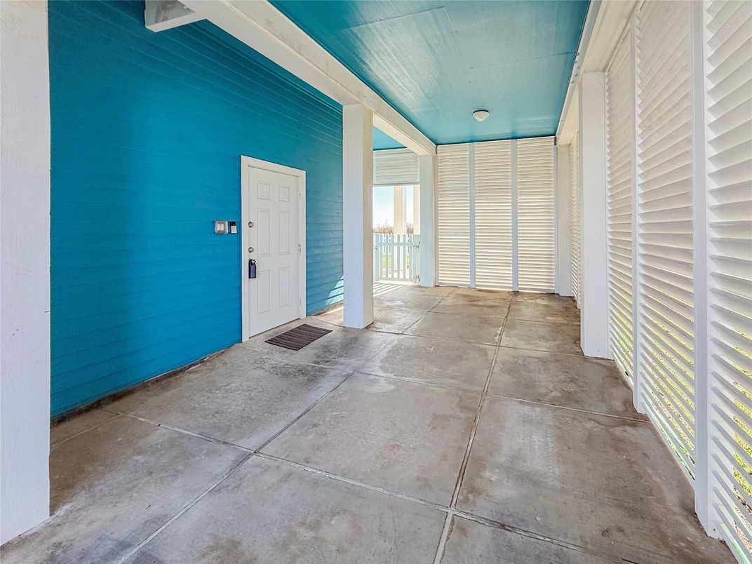 Exterior, Facade, Modern